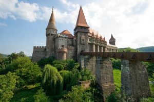 Read more about the article Secretele Castelului Corvinilor – o cripta si tunelul care il leaga de Cetatea Devei !