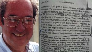 William Cooper, fost ofiţer de informaţii, este unul dintre primii martori militari care au făcut publică existenţa unui program de subjugare a umanităţii
