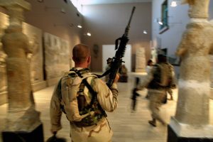 Read more about the article În 2003, în timpul Războiul din Irak, militarii americani au pătruns în Muzeul Național al Irakului și au furat mii de obiecte antice din perioada sumeriană, asiriană și babiloniană
