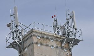 Read more about the article Antenele GSM ar trebui amplasate la 500 de metri față de școli sau spitale