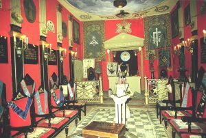 Read more about the article Catafalcul, sicriul, scheletul – decoruri sataniste în templele masonice