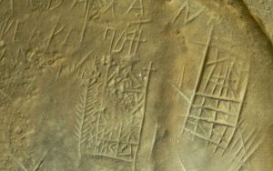 Read more about the article Misterul scrierii de pe o lespede din Munţii Buzăului