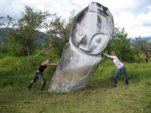 Misterioasele statui din Bada Valley, Indonezia, cu origine necunoscută