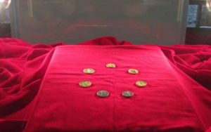 Read more about the article Șapte monede antice furate de la Sarmizegetusa Regia au fost repatriate din Marea Britanie