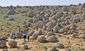 Misterioasa câmpie a sferelor de piatră din Kazahstan
