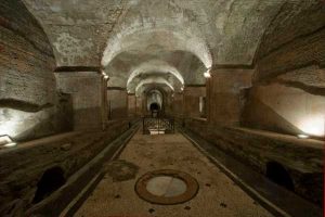 Read more about the article Biblioteca cu cărți de metal din tunelurile subterane din Ecuador – acolo se află ascunsă istoria omenirii