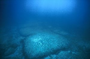 Read more about the article Camera Înregistrărilor – o Bibliotecă Universală aflată în apropierea insulei Bimini din Bahamas