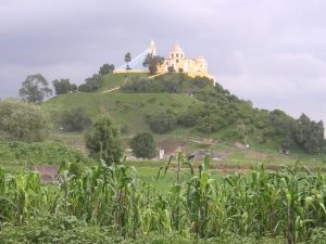 Read more about the article Marea Piramidă din Cholula (Mexic) – un templu aztec cu un volum dublu faţă de cel al Marii Piramide din Egipt