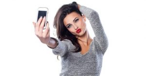 Read more about the article Psihanaliștii confirmă că fenomenul „selfie” ascunde anumite tulburări mintale