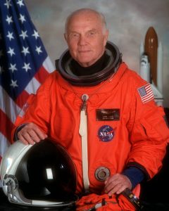 Read more about the article John Glenn, primul astronaut american care a orbitat în jurul Pământului, a fost martorul unor apariții luminoase misterioase