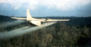Read more about the article Armele chimice, folosite şi de americani. Agentul Orange a făcut ravagii în Vietnam