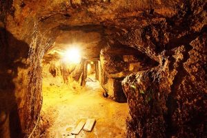 Tunelul din Munții Apuseni către orașul Apellos din interiorul Pământului