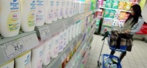 Read more about the article Compania Johnson&Johnson obligată să plătească despăgubiri de 417 milioane de dolari unei femei care ar fi făcut cancer după ce a folosit ani de zile un produs al gigantului american
