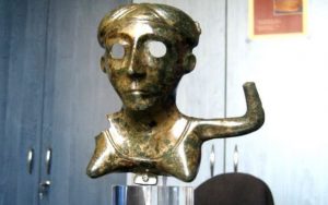 Read more about the article Secretul zeiţei Bendis, artefactul ciudat găsit în cetatea Piatra Roşie. Ce rol avea obiectul preţios al strămoşilor noştri