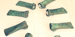 Read more about the article Cele nouă topoare getice din bronz ale Zeului Suprem IO, vechi de 3.500 de ani, descoperite la Iași
