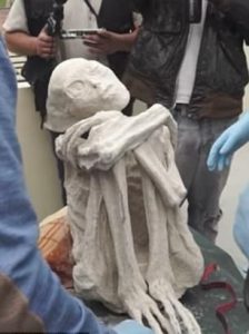 Read more about the article La Nazca, în Peru, a fost descoperită o mumie bizară, cu aspect extraterestru. Are capul alungit, iar mâinile și picioarele au doar trei degete foarte lungi! Ce spun oamenii de știință?