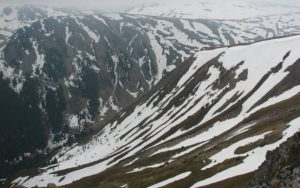 Read more about the article Inscripţie misterioasă descoperită de un alpinist pe o stâncă în Munţii Țarcu