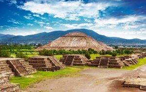 Mii de vestigii descoperite în tunelul secret sub piramida din Teotihuacan