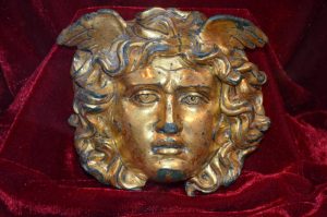 Read more about the article Gorgona Medusa – o piesă arheologică unicat, descoperită la Ulpia Traiana Sarmizegetusa. Ce rol avea străvechiul obiect?
