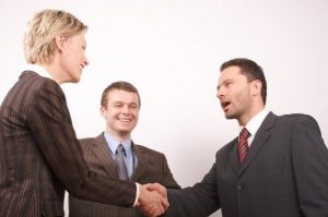 Read more about the article De ce e așa de greu să privești pe cineva în ochi atunci când porți o conversație