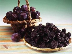 Read more about the article 4 motive pentru a consuma prune