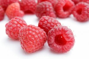 Read more about the article Zmeura luptă cu cancerul, reglează tensiunea arterială și te ajută să slăbești
