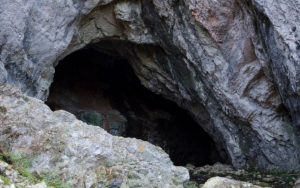 Read more about the article Secretul fabuloasei comori din Peştera Cioclovina: cum au fost găsite mii de podoabe vechi de peste trei milenii în măruntaiele pământului