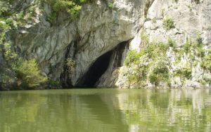 Misterioasa Peşteră Veterani, sanctuarul lui Zamolxis nedescifrat de nimeni. Legendele comorilor ascunse în peştera la care ajungi doar pe apă