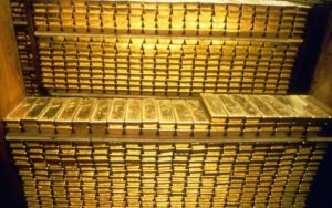Read more about the article Polonia a repatriat circa 100 de tone din rezervele sale de aur depozitate la Banca Angliei