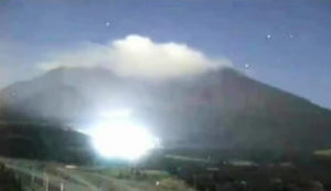 Lumină misterioasă lângă un vulcan din Japonia