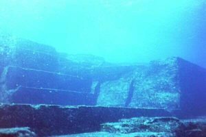 Read more about the article Piramida subacvatică din Japonia. Misterul unei structuri milenare