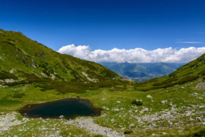 Misterul Iezerului, lacul de forma României din Munții Șureanu