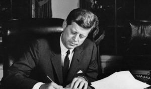 Read more about the article Președintele SUA, John F. Kennedy, ştia despre realitatea navelor şi a civilizaţiilor extraterestre care interacţionează cu planeta noastră