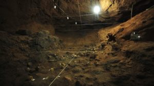 Read more about the article Arheologii au descoperit sute de sfere metalice îngropate sub o piramidă antică de lângă Mexico City