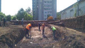 Read more about the article Urme de locuințe și fragmente ceramice vechi de peste 6.000 de ani, descoperite pe un șantier din Slatina