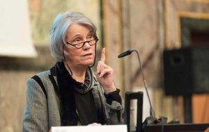 Read more about the article Reputat virusolog german: „Avem nevoie de aer și soare, aerul diluează virușii și radiațiile ultraviolete îl ucid”