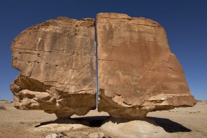 Read more about the article Megalitul Al-Naslaa din Arabia Saudită. Petroglifa este împărțită în două cu o precizie demnă de laserele moderne