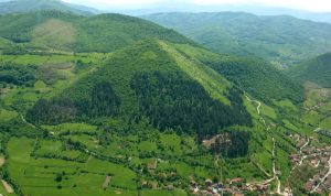 Read more about the article Piramidele vechi de 25.000 de ani din Bosnia