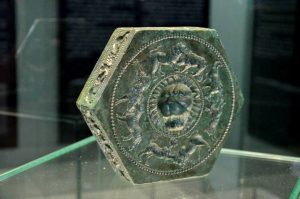 Read more about the article În Sarmizegetusa Regia, în vara anului 2013, o furtună care a dus la prăbuşirea unor fagi bătrâni a scos la iveală o descoperire uimitoare: o matriţă din bronz, folosită, potrivit arheologilor, la realizarea tiparelor pentru turnat piese decorative din metale preţioase