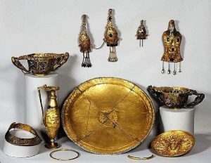 Read more about the article Cloșca cu puii de aur – Tezaurul de la Pietroasa (județul Buzău)