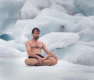 Read more about the article Olandezul Wim Hof, supranumit „The Iceman”, uimeşte de ani de zile medici şi oameni de ştiinţă deopotrivă prin capacitatea sa extraordinară de a rezista în condiţii extreme, atât în frig cât şi în căldură, pornind de la nişte simple exerciţii de respiraţie pe care el susţine că oricine le poate face, cu aceleaşi rezultate
