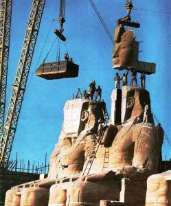 Read more about the article Abu Simbel şi hidrocentrala de la Assuan: Mutarea templului de la Abu Simbel a durat 5 ani și a fost nevoie de 2.000 de oameni, tone de materiale și un efort tehnologic fără precedent. Au fost folosite cele mai noi și mai sofisticate mașinării inventate până atunci și s-a apelat la mai toate națiunile tehnologizate ale Terrei pentru a înfăptui această mutare