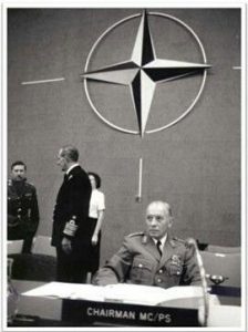 Generalul Adolf Heusinger, Șeful de Stat Major al Armatei Germane în timpul celui de-al doilea Război Mondial, a fost Președintele Comitetului Militar al NATO, în 1961-1964