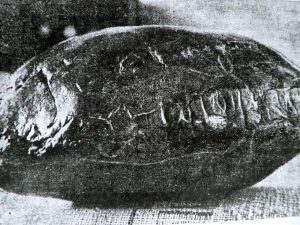 Read more about the article Piatra neagră de la Corbii de Piatră cu inscripţii ciudate, care nu au fost descifrate