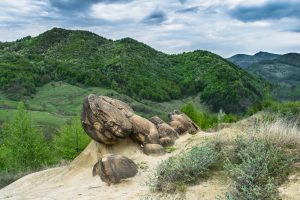 Read more about the article În zona Buzăului, la Ulmet-Bozioru, în Munţii Buzăului, sunt unii dintre cei mai spectaculoși trovanți din România