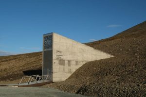 Read more about the article „Svalbard Global Seed Vault” este situat pe izolata insulă arctică Spitsbergen din Norvegia. Spaţiul de 11.000 de metri pătraţi adăposteşte peste 1 milion de mostre de seminţe originare din locuri din întreaga lume