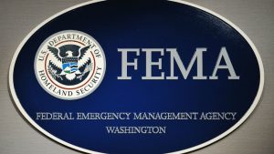 Read more about the article FEMA: În caz de „urgenţă naţională”, aceasta poate să suspende legi, să mute grupuri mari de oameni, să aresteze fără mandat cetăţeni şi să-i trimită la închisoare fără proces. Poate confisca proprietăţi, rezerve de alimente, sisteme de transport şi poate suspenda Constituţia