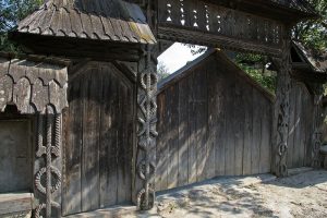 Porţile maramureşene sunt unice prin felul în care sunt construite, prin dimensiune şi mai ales pentru felul în care sunt ornate
